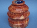 Joyero de madera de sabina -enebro Juniperus thurifera- con decoración de cobre esmaltado al fuego e incrustaciones de plata de la artesana Elena Velilla. Torneados Artmadera.com