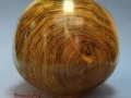 Forma globular de madera de acacia. Tornero de madera, artmadera.