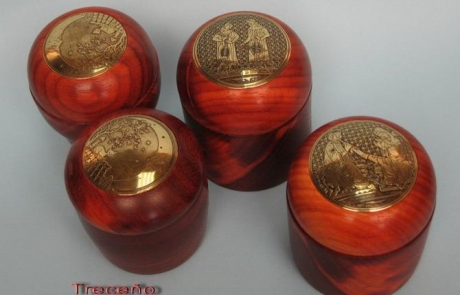 Joyeros de madera de palo rojo y latón envejecido de Teresa Aliagas