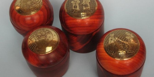 Joyeros de madera de palo rojo y latón envejecido de Teresa Aliagas