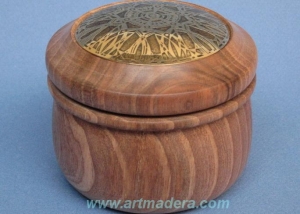 Joyero de madera de nogal con decoración de latón envejecido de Teresa Aliagas.