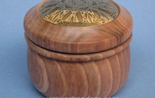 Joyero de madera de nogal con decoración de latón envejecido de Teresa Aliagas.