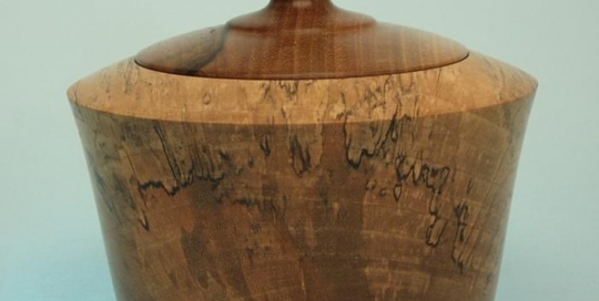 Joyero de madera pasmada de nogal.